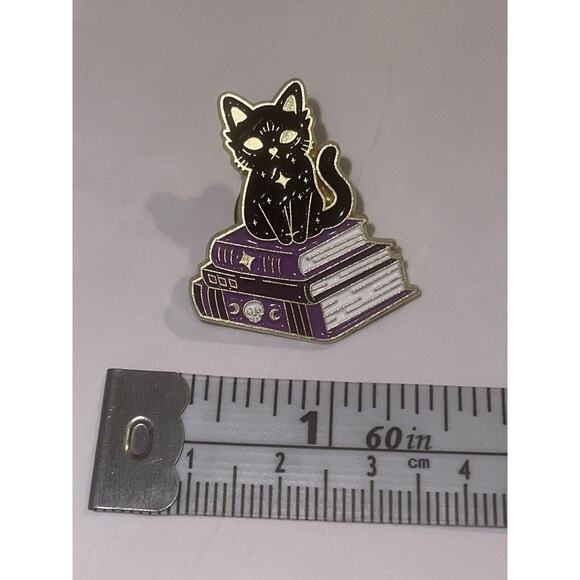 Mystical Black Cat On Purple Books Pin Brooch - Picture 1 of 1